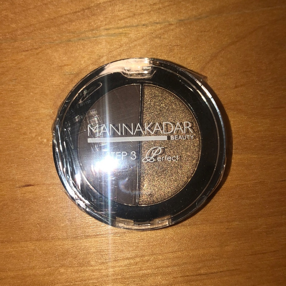manna kadar eye shadow